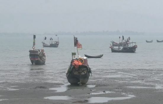 ট্রলারসহ ৭ জেলেকে ধরে নিয়ে গেল আরাকান আর্মি