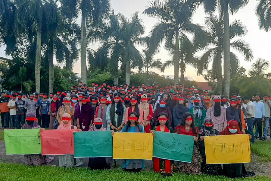 বহিরাগতদের হামলার প্রতিবাদে বাকৃবিতে শিক্ষার্থীদের ‘রেড মার্চ ফর জাস্টিস’