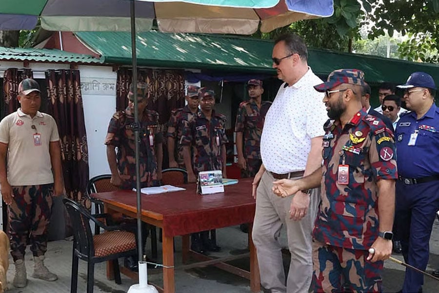 প্রাচীন গৌড়ের ঐতিহ্যে মুগ্ধ মার্কিন রাষ্ট্রদূত, ঘুরে দেখলেন সোনামসজিদ