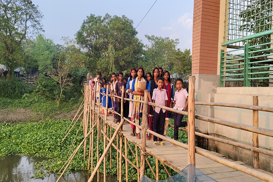 পুরাতন কাঠের তৈরি সাঁকোতে ১২০ শিক্ষার্থীদের পথচলা