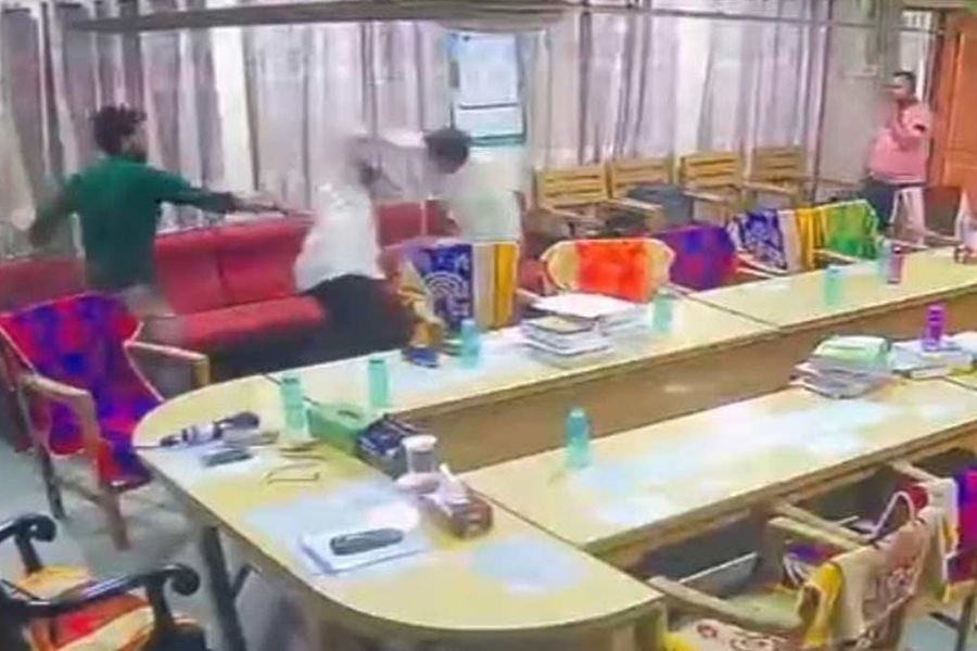 দুই শিক্ষকের ৪ মিনিটের ভিডিও ভাইরাল