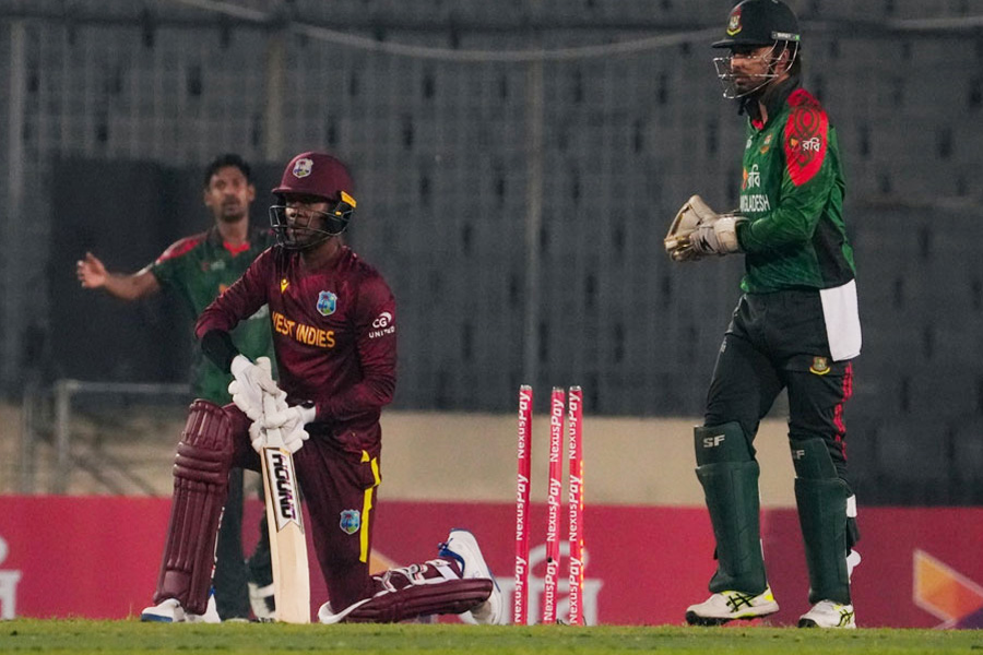 সুপার ওভারের নাটকীয়তায় সমতায় ফিরল ওয়েস্ট ইন্ডিজ