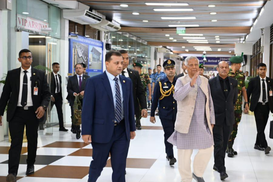 দেশে ফিরলেন প্রধান উপদেষ্টা