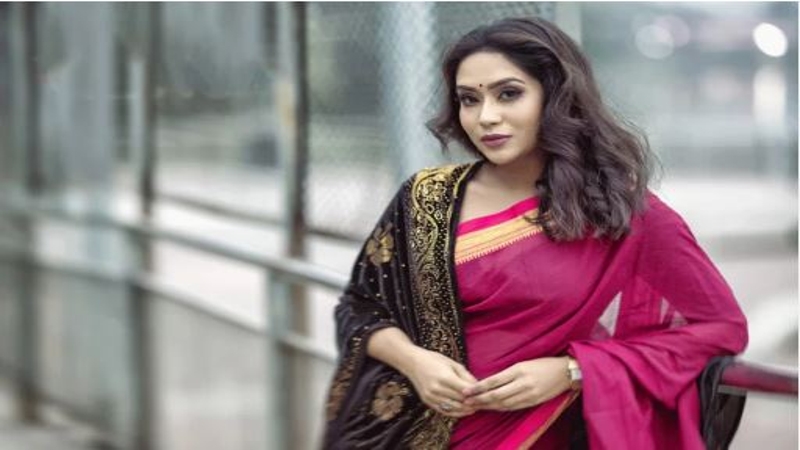 অভিনেত্রী মম’র পদত্যাগ