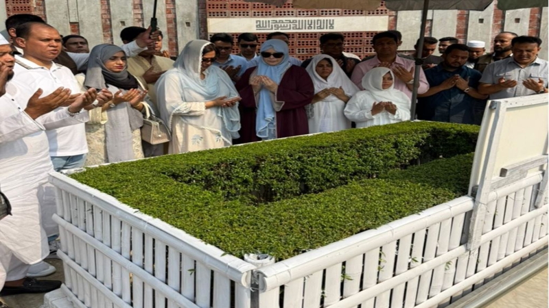 কোকো’র কবর জিয়ারত করেছেন জুবাইদা রহমান