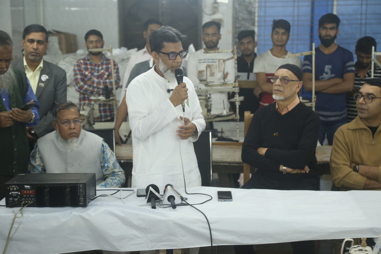 বক্তব্য রাখছেন হাবিবুর রশিদ হাবিব।