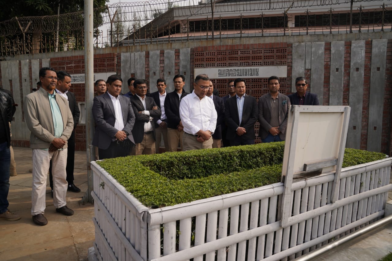 ছোট ভাই কোকোর কবর জিয়ারত করলেন তারেক রহমান