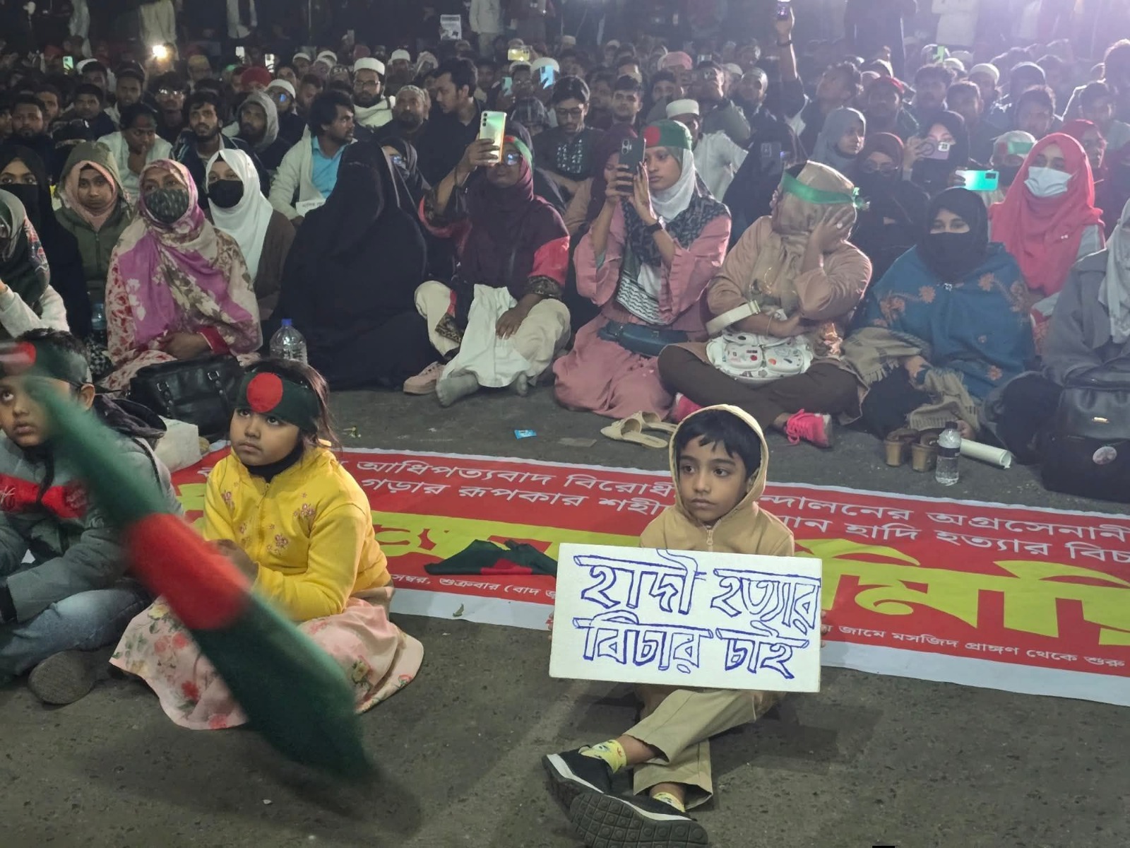 শহীদ ওসমান হাদির হত্যার বিচারের দাবীতে শাহবাগ মোড়ে বিক্ষোভ