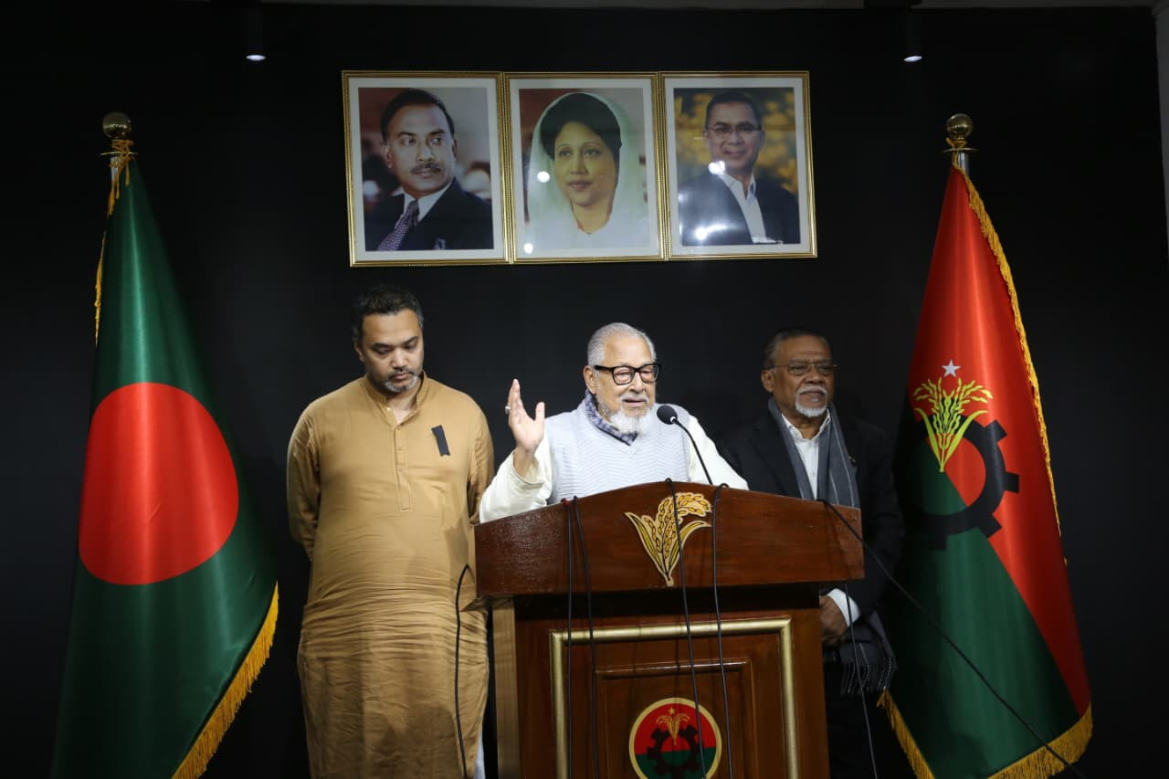 বক্তব্য রাখছেন নজরুল ইসলাম খান।