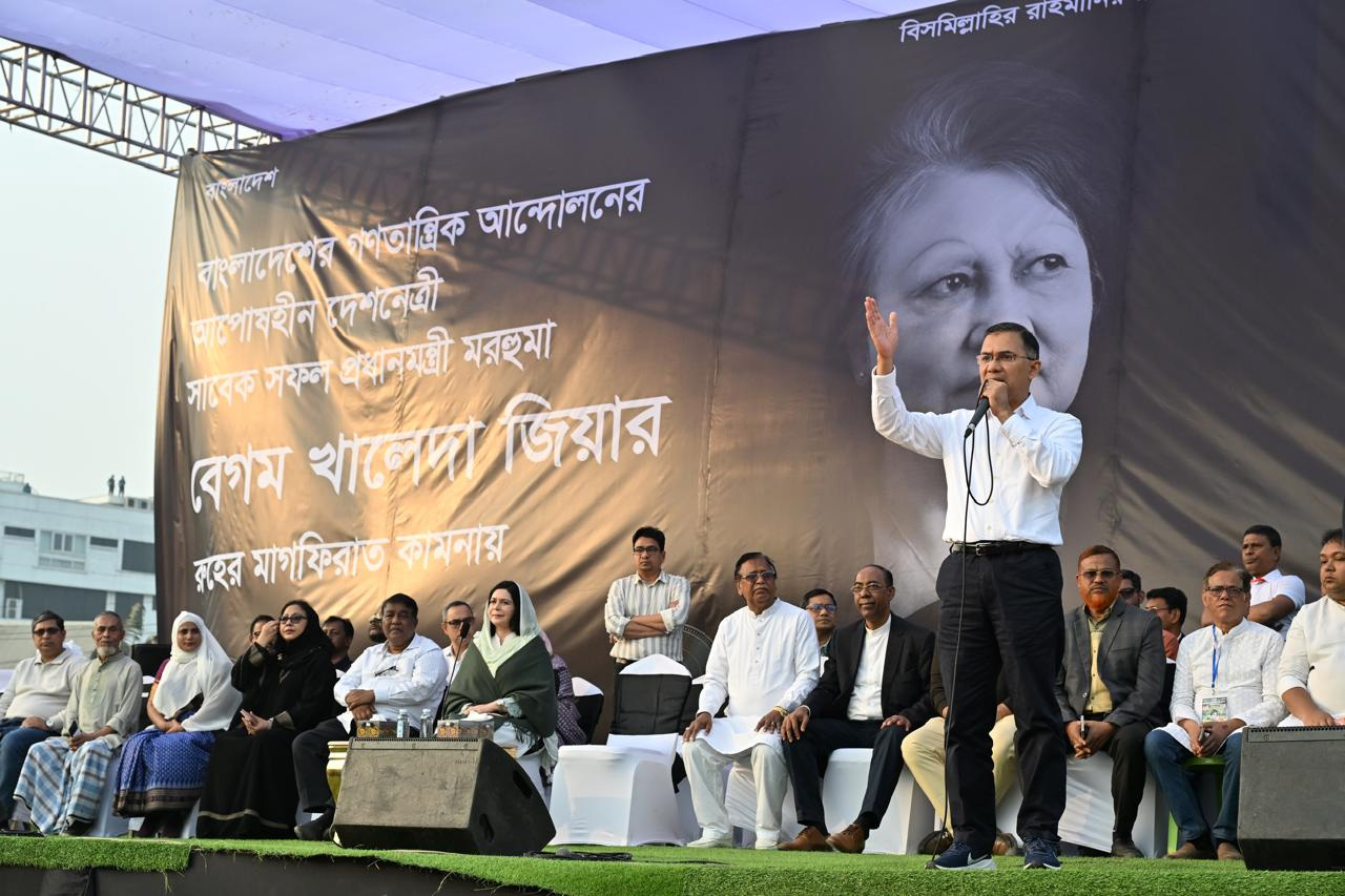 বেগম খালেদা জিয়ার রুহের মাগফেরাত কামনায় কড়াইলবাসীর আয়োজিত দোয়া মাহফিলে বক্তব্য রাখছেন তারেক রহমান।