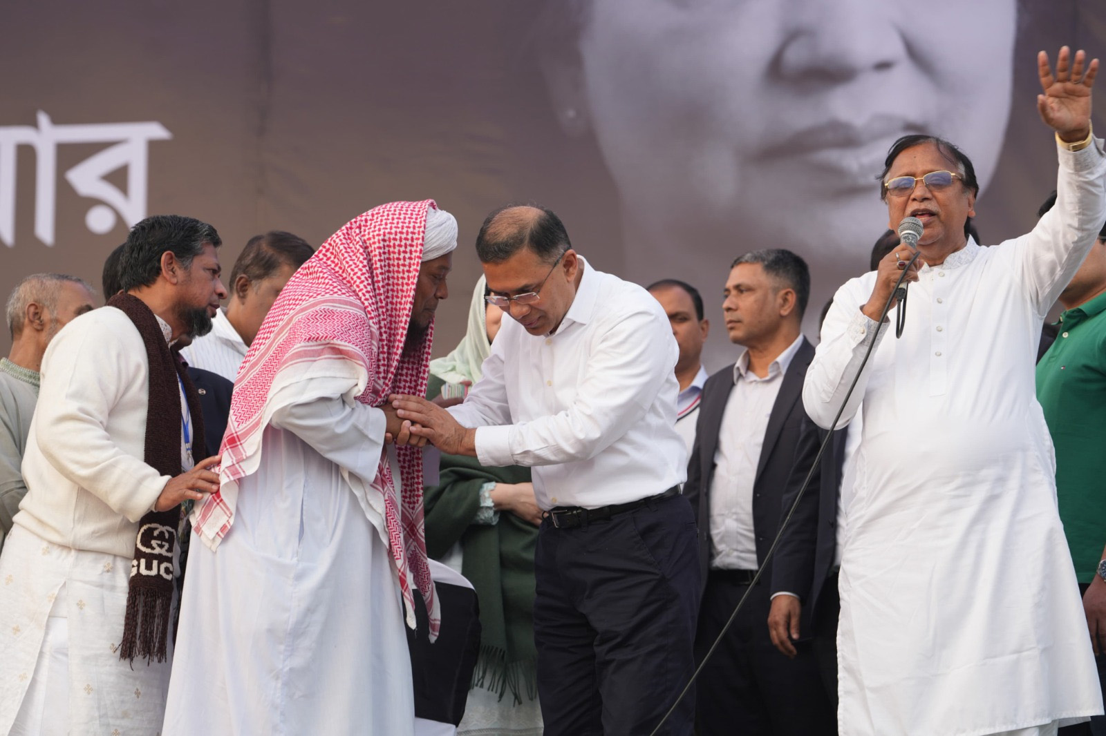 দোয়া অনুষ্ঠানে ইমাম মাওলানা মোহাম্মদ ইব্রাহিমের সাথে কথা বলছেন তারেক রহমান।