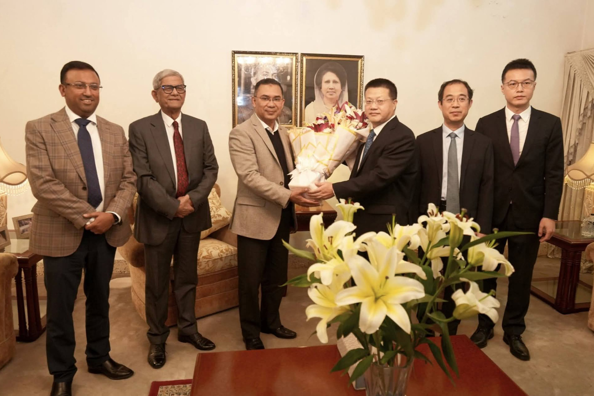 চীনের রাষ্ট্রদূতকে ফুল দিয়ে স্বাগত জানানো হচ্ছে।