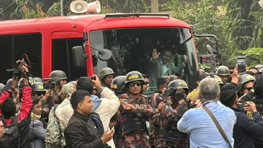 লাল-সবুজ বাসে বিমানবন্দর থেকে পূর্বাচলের পথে তারেক রহমান।