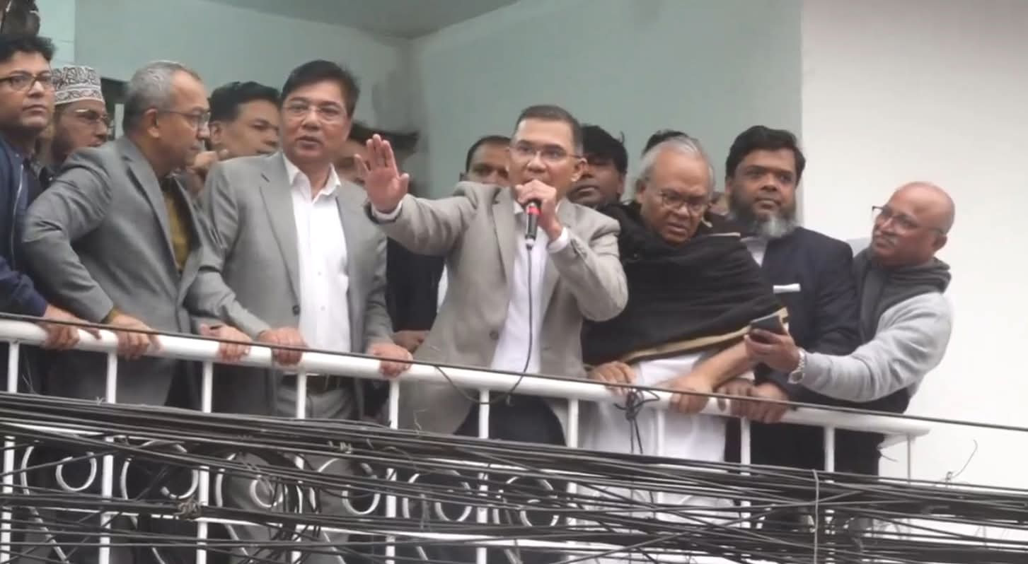 নয়াপল্টনে দলের কেন্দ্রীয় কার্যালয়ের দ্বিতীয় তলায় বারান্দায় দাড়িয়ে তারেক রহমান।